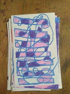 Konvolut 47 handgezeichnete abstrakte Kunst mit Buntstiften auf 5x8 Papier - Bild 1 von 9