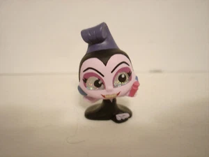 Yzma Disney Doorables Series 10 (Ultra Rare) Emperor's New Groove - Picture 1 of 7