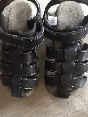 Place Boys imitación cuero. Sandalias romanas/pescadoras/talla 2/nuevas sin etiquetas/gancho y bucle Foto 1 de 4