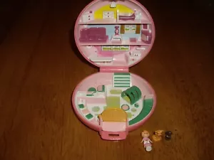Usado en Excelente Condición Vintage 1989 Polly Bolsillo Botones Veterinario Animal Hospital Muñeca Gato Rosa Compacto - Imagen 1 de 9