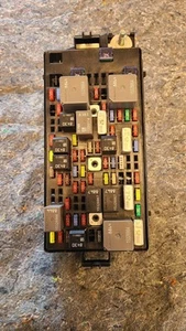 2008-2011 BUICK LUCERNE CADILLAC DTS REAR FUSE BOX UNDER SEAT OEM 13599109 - Picture 1 of 6