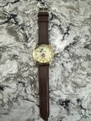 RELOJ DISNEY MICKEY MOUSE HOMBRE CON AGUJAS MOLDEADAS CORREA CUERO MARRÓN MK1448-KM Foto 1 de 4