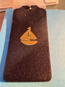 NEU COACH MARINEBLAU LEDER HANGTAG METALL SEGELBOOT STEMPEL 55703G NEU MIT ETIKETT - Bild 1 von 9