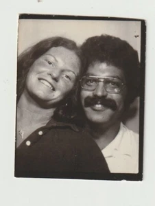 CABINA DE FOTOS VINTAGE - CARIÑOSA JOVEN PAREJA AFROAMERICANA/INTERRACIAL - Imagen 1 de 1