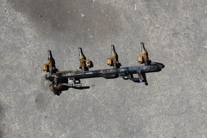 Toyota Tundra 2020 inyectores de combustible con riel 5,7 L 3urfe (quemado superficial) Foto 1 de 4