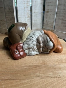 (637). Keramik Gartenzwerg 1982, signiert, orange/beige liegend, ca. 9,5" - Bild 1 von 18