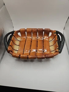 handgefertigtes Keramik geflochtenes Korb Tablett / glasiert braun mit schwarzen Henkeln - Bild 1 von 6