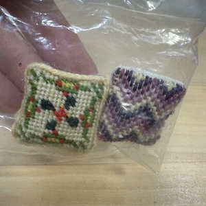 Vintage 2 Nadelspitzen Miniatur Kissen Puppenhaus Samtrücken Handarbeit - Bild 1 von 5