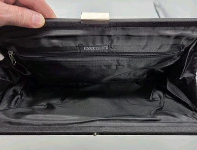 Bolso sin asas Bijoux Terner negro satinado rayas noche bolso bloqueo a presión  Foto 1 de 4