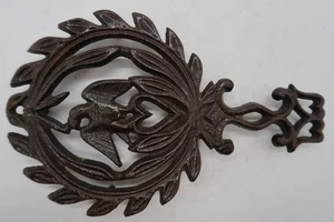 Vtg Trivet Cast Iron Eagle and Heart with Laurel Serveware Handle #866 or 998 - Picture 1 of 10