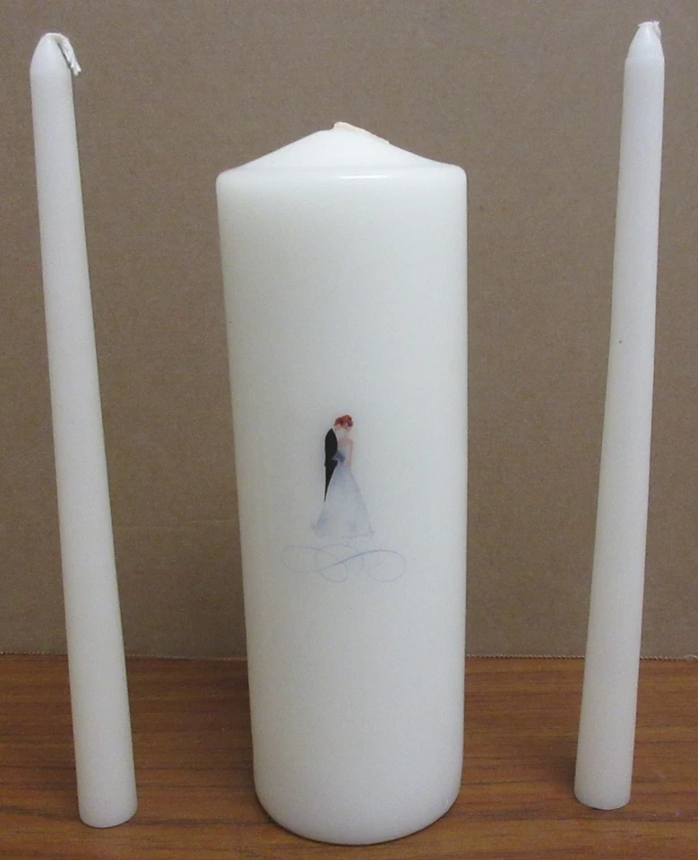 Juego de velas y cono White Unity con novia y novio en frente de vela Foto 1 de 2