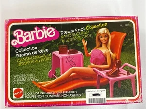Vintage 1980 Barbie Dream Pool Terrasse Liege & Servierwagen ~ NEU OVP GEÖFFNET ~ LESEN - Bild 1 von 8