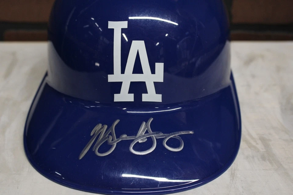 Полноразмерный пластиковый шлем с автографом Майкла Янга из Dodgers (чернила для игры в мяч) - Изображение 1 из 4