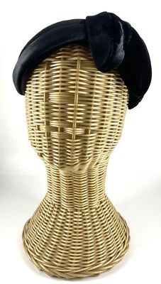 Винтажный - черный бархат полумесяц шляпа с бантом и стразами 1950-х, реквизит - постановка - Изображение 1 из 4