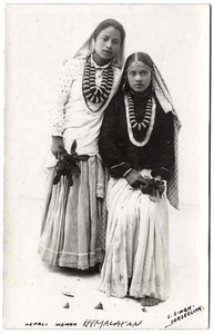 Hermosa foto de mujeres del Himalaya de Nepal RPPC de 1920 - S. Singh, Darjeeling - Imagen 1 de 2