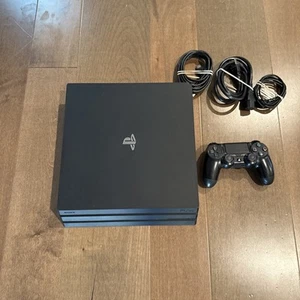 Sony PlayStation 4 Pro Schwarz Spielekonsole 1TB mit Controller und Kabel wenig benutzt - Bild 1 von 10
