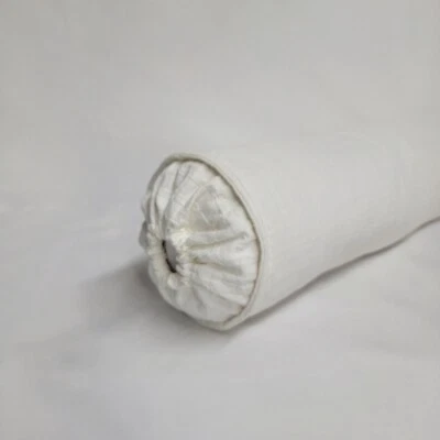 Hermosa almohada tubo decorativa, Blanca, 18" L X 5" W incluye relleno. Foto 1 de 3