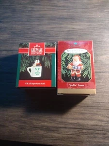 2 Ornamenti Hallmark Keepsake VP di cose importanti/ortografia Babbo Natale - Foto 1 di 2