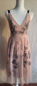 Vestido Express Floral Adornado Ajuste y Acampanado Talla 4 - Imagen 1 de 9