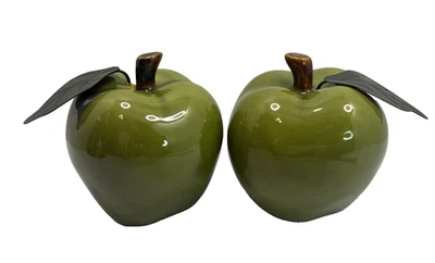 "Dos manzanas verdes de cerámica brillante con vástago de metal decoración de campo de granja 4""" Foto 1 de 4