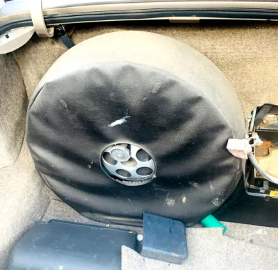 Jaguar XJS 1985 cupé maletero trasero OEM repuesto de emergencia neumático conjunto de cubierta de vinilo Foto 1 de 3