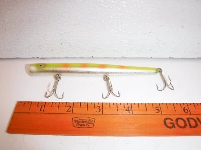 Señuelo de pesca triple triple gancho verde amarillo detallado 5,5" de largo Foto 1 de 4