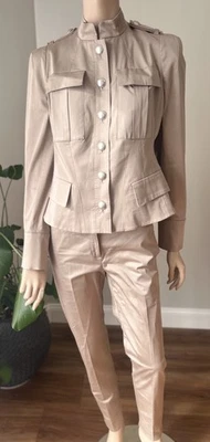 Y2K Body por Victoria's Secret Estilo Militar Peplum Chaqueta Pantalones Traje Taupe Foto 1 de 4