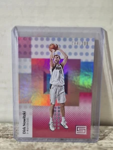 2017-18 Panini Status Red #4 Dirk Nowitzki Dallas Mavericks /299 quasi nuovo + - Foto 1 di 4