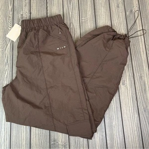 NUEVO Pantalones cargo Wilo The Label paracaídas chocolate para mujer medianos - Imagen 1 de 15