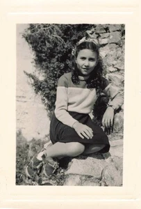 ALTES FOTO 1951 ILE DE RE JUNGES MÄDCHEN POSIERT - Bild 1 von 2