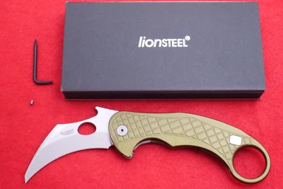 CUCHILLO ALETA LIONSTEEL LE1 A GS KARAMBIT CPM-MAGNACUT ALUMINIO VERDE, NUEVO Foto 1 de 4