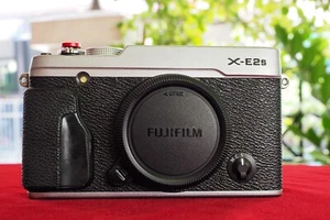 Fujifilm X-E2S 16.3 MP Mirrorless Digital Camera w/SD Card,Battery,Charger - Picture 1 of 13