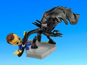 Aliens "Queen Takes Bishop" Mini Figure - Loot Crate Exclusive - Picture 1 of 2