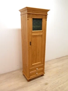 schöner Hochschrank im Landhausstil in Weichholz mit grünem Strukturglas - Bild 1 von 10