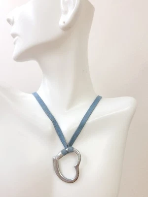 Collar de cuerda de gamuza azul colgante de plata corazón abierto firmado por GUESS de 1,25" para damas Foto 1 de 2