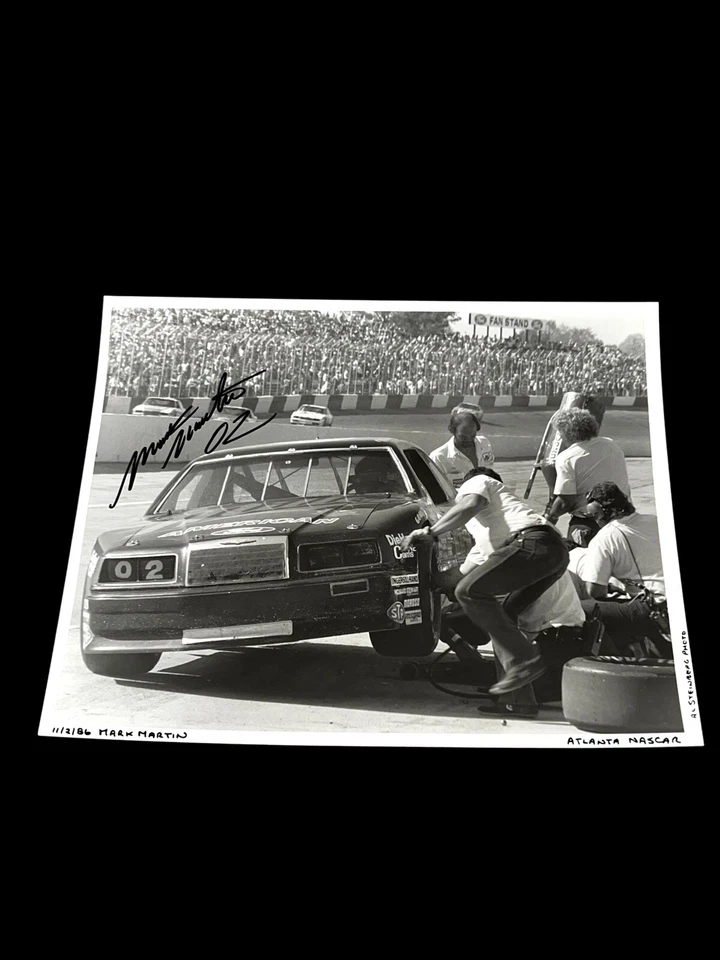 Foto NASCAR 8x10 autografiada 8x10 Mark Martin American Ford #02 vintage en blanco y negro 1986 Foto 1 de 4
