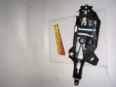 2014-2018 SILVERADO SIERRA PASSENGER REAR OUTSIDE DOOR HANDLE BRACKET  13511029 - Image 1 of 3