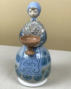 Rare LLADRO 10.25" Girl with Traditional Dress and Gift, Figurine #1159 - Picture 1 of 12