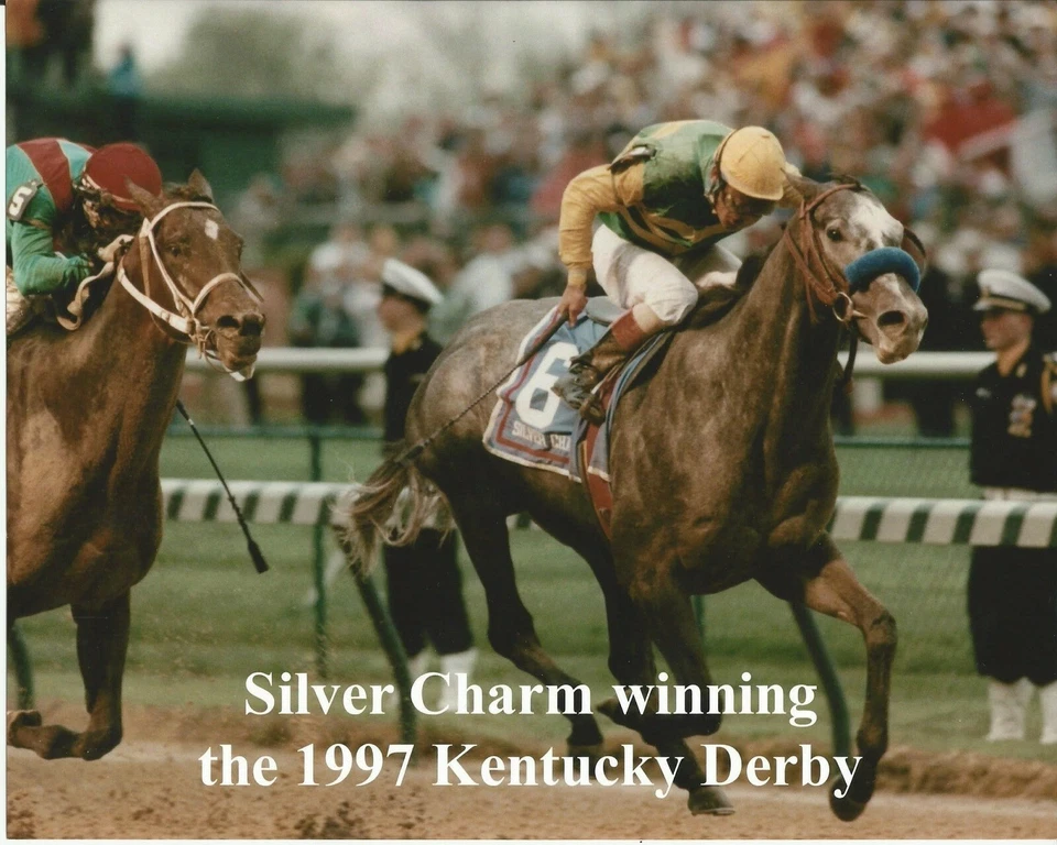 1997 - SILVER CHARM ganando el Derby de Kentucky - Color Primer plano - 10" x 8" Foto 1 de 1