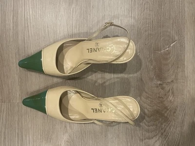 Zapatos de salón Chanel vintage verde con puntera y tacón de gatito punta puntiaguda (talla 38,5) Foto 1 de 4