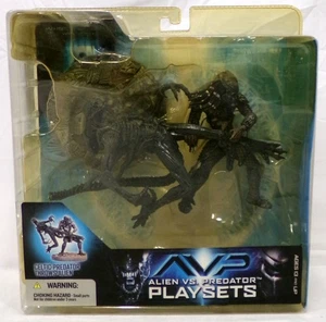 2005 McFarlane Alien vs Predator AVP Playset Celtic Predator Throws Alien New - Picture 1 of 6