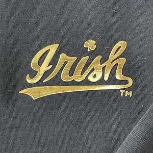 Neu mit Etikett Under Armour Notre Dame Fighting Irish Unstoppable Rundhalsausschnitt XL goldfarbenes Logo - Bild 1 von 8