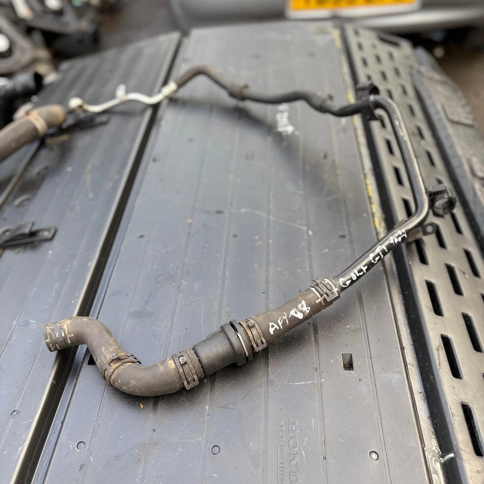 Tubo de refrigerante original VW GOLF GTI 2004 variante 038121065BE Foto 1 de 4