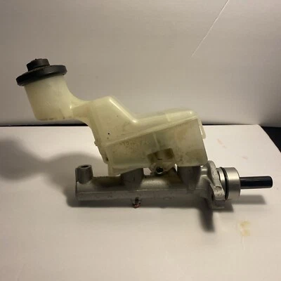 Б/у главный тормозной цилиндр для Toyota Matrix 2003 года выпуска  - Изображение 1 из 4