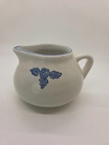 Vintage Pfaltzgraff Ceramic Gravy Boat Yorktowne Pattern Blue Flower C Handle - Picture 1 of 7