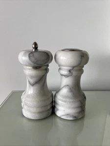 Klassischer Marmor Salzstreuer & Pfeffermühle, grau geädert - Bild 1 von 4