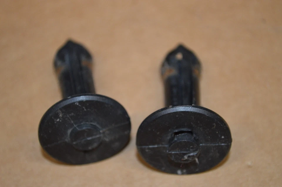 2005-09 CHEVY EQUINOX OEM PARA-CHOQUE TRASEIRO SUPORTE INTERNO ESPUMA PINOS MONTAGENS - Imagem 1 de 1