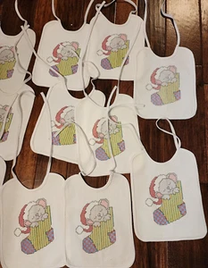 Lote de 11 Babero Navidad Estampado Punto de Cruz Mirar Ratón Medias Nuevo Espalda de Goma - Imagen 1 de 7