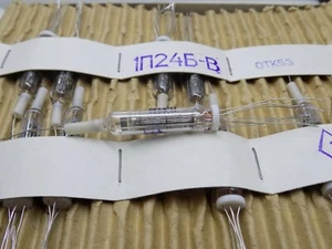 10x 1P24B-V MINIATURE TUBE HF PENTODE MILITARY BOX - Picture 1 of 3