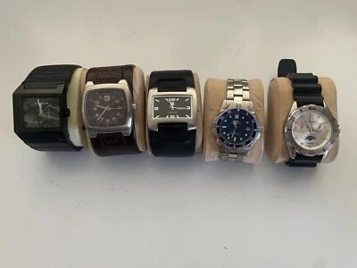 Juego de 5 relojes Quiksilver años 90 (no se mueven, se venden como están) Foto 1 de 4